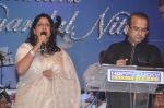 Kavita Krishnamurthy, Suresh Wadkar at Laxmikant Pyarelal nite in Mum on 27th April 2012 (40).JPG